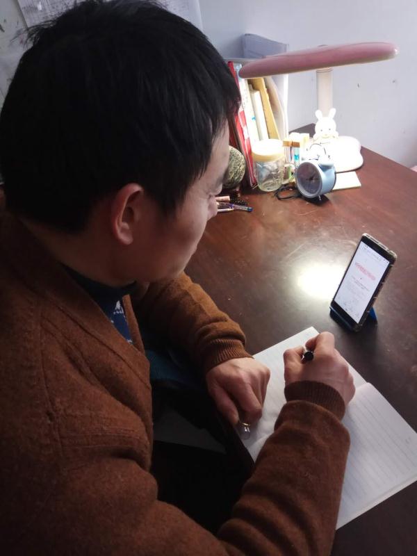 在党总支书记朱文魁带领下,全体党员重温入党誓词.