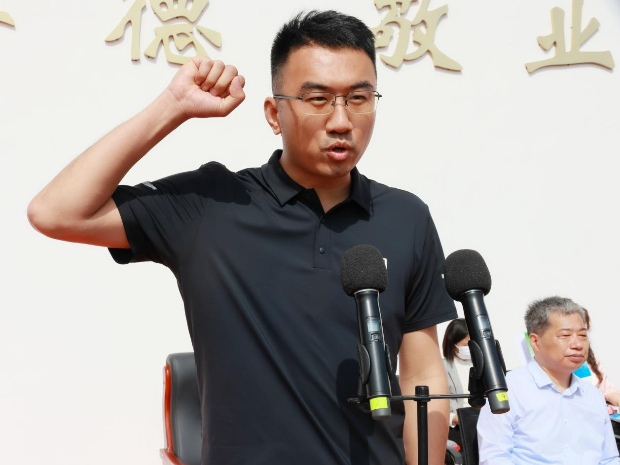 我校第八届春季田径运动会开幕式顺利举行