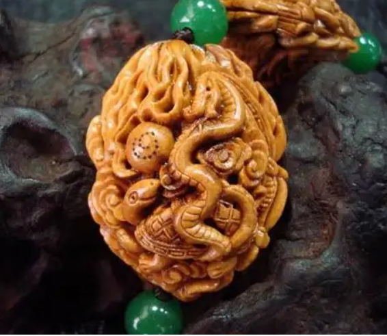 传统美术东岸桃核雕花工艺